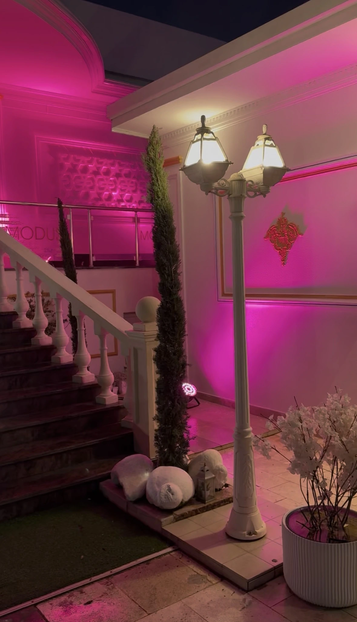 Pamje e ambientit të jashtëm të Modus